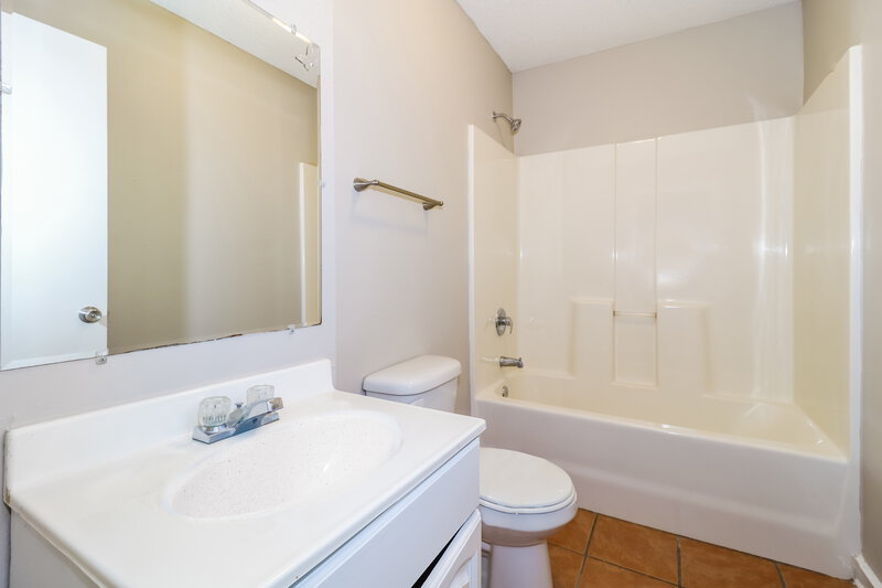 0/Mo, 3747 Kerwin Dr Memphis, TN 38128 Main Bathroom View