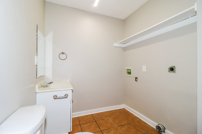 0/Mo, 3747 Kerwin Dr Memphis, TN 38128 Laundry Room View