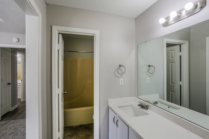 1,735/Mo, 5912 Chadwell Rd Millington, TN 38053 Main Bathroom View