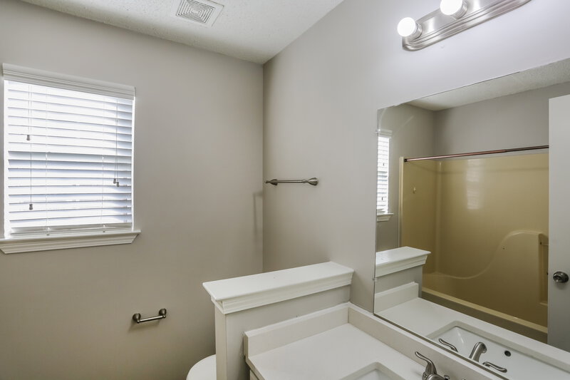 1,735/Mo, 5912 Chadwell Rd Millington, TN 38053 Bathroom View 2