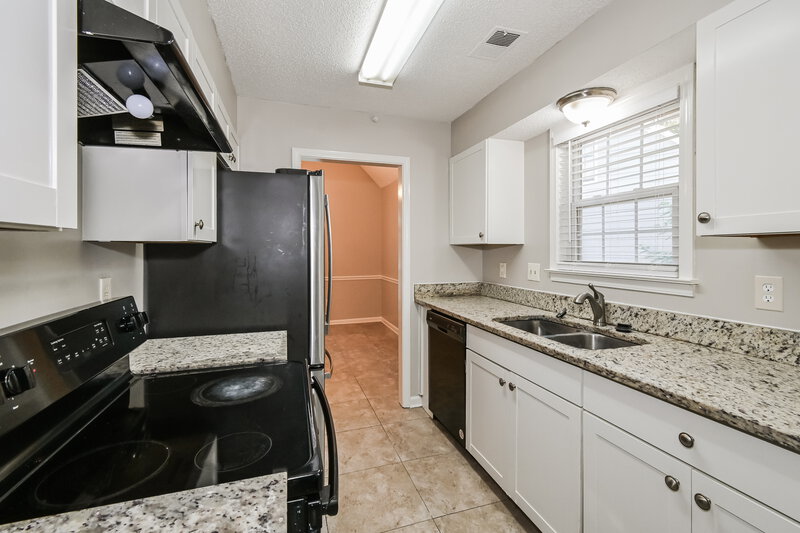 1,485/Mo, 5826 N Newberry Ln Memphis, TN 38115 Kitchen View 2