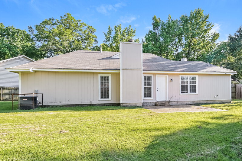 1,485/Mo, 5826 N Newberry Ln Memphis, TN 38115 Rear View