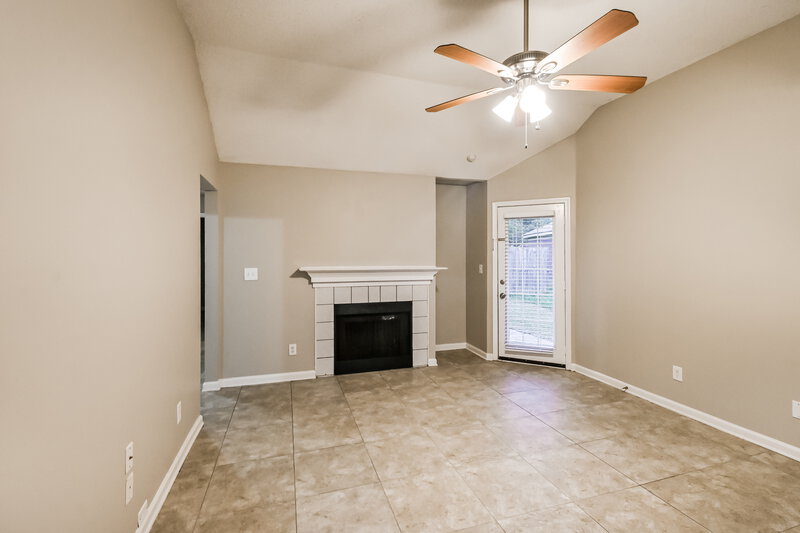 1,990/Mo, 3542 E Regency Park Circle Memphis, TN 38115 Living Room View 2