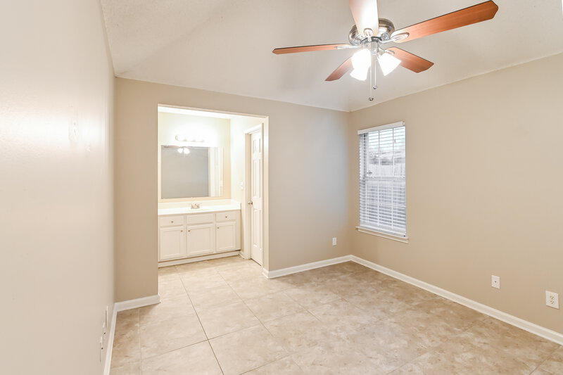 1,990/Mo, 3542 E Regency Park Circle Memphis, TN 38115 Main Bedroom View 3