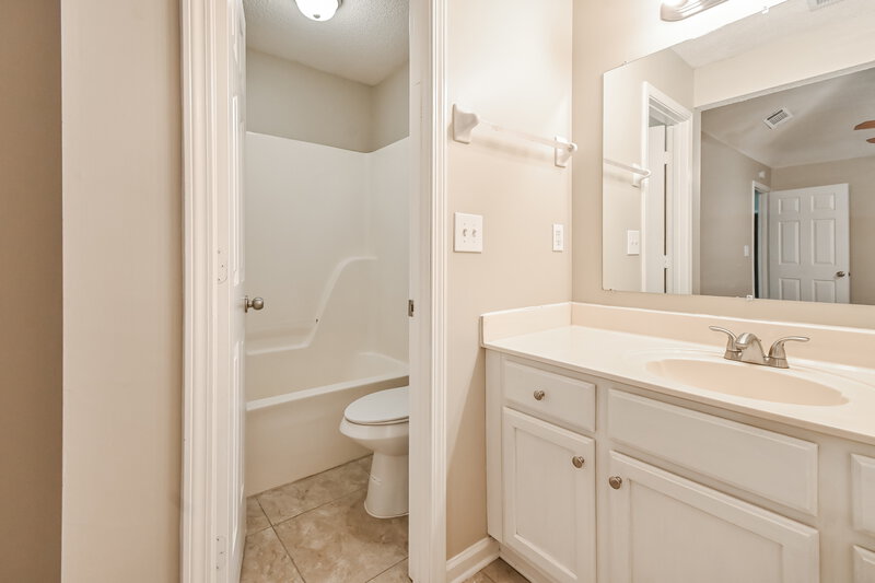 1,990/Mo, 3542 E Regency Park Circle Memphis, TN 38115 Main Bathroom View