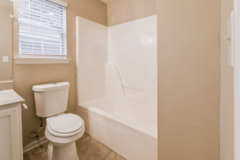 1,990/Mo, 3542 E Regency Park Circle Memphis, TN 38115 Bathroom View