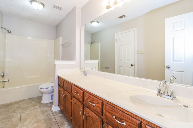 1,570/Mo, 2612 Appling Glen Dr Memphis, TN 38133 Main Bathroom View