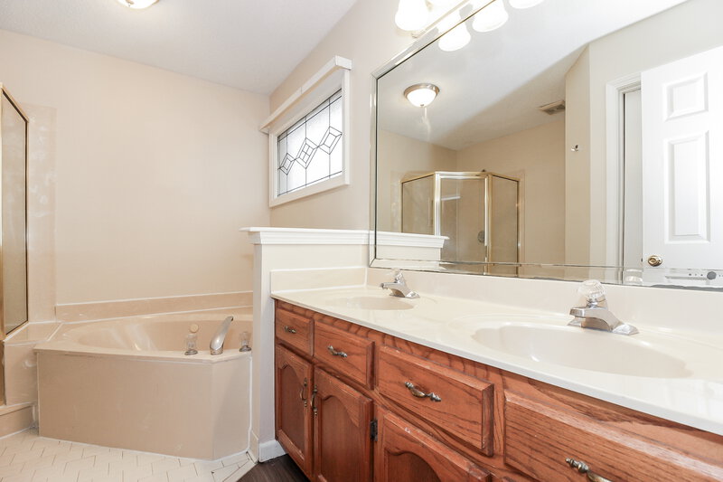 1,545/Mo, 8929 Fulton Cove Cordova, TN 38016 Main Bathroom View