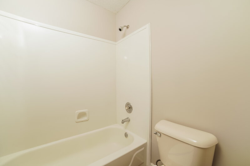 1,510/Mo, 6712 Ross Manor Dr Memphis, TN 38141 Main Bathroom View