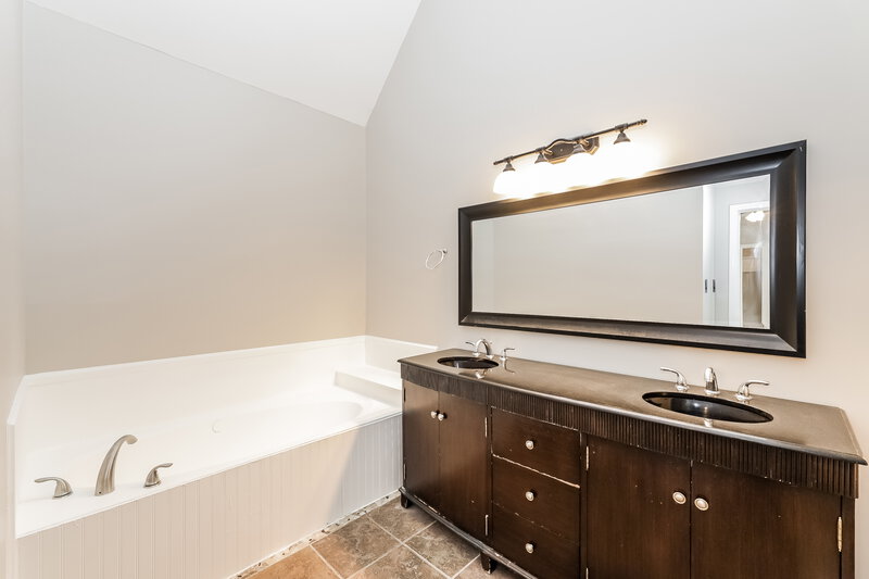 1,880/Mo, 5158 Overview Ridge Memphis, TN 38141 Main Bathroom View 2