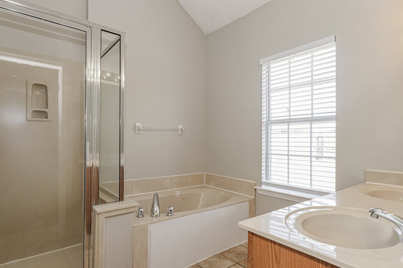 1,760/Mo, 3926 August Moon Cv Memphis, TN 38135 Main Bathroom View