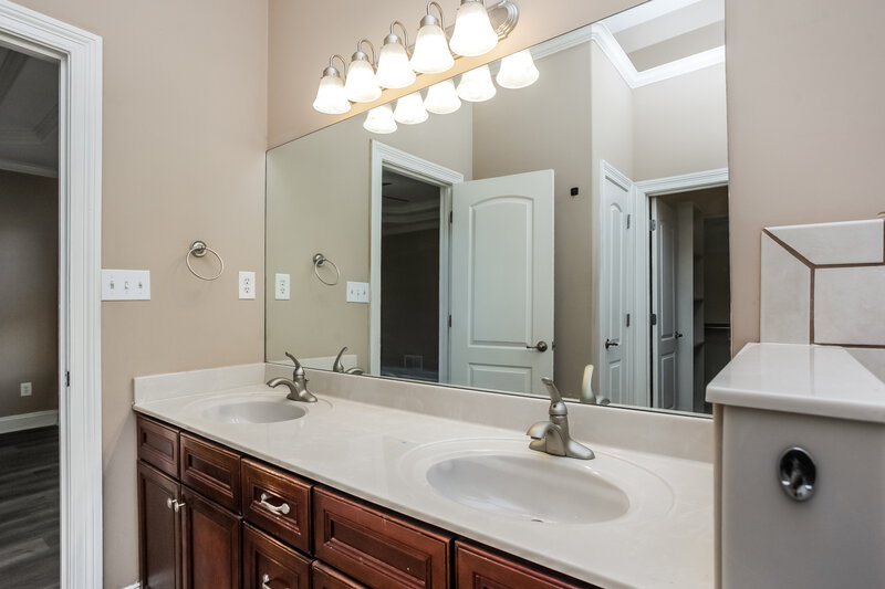 1,880/Mo, 3045 Roseleigh Dr Southaven, MS 38672 Main Bathroom View