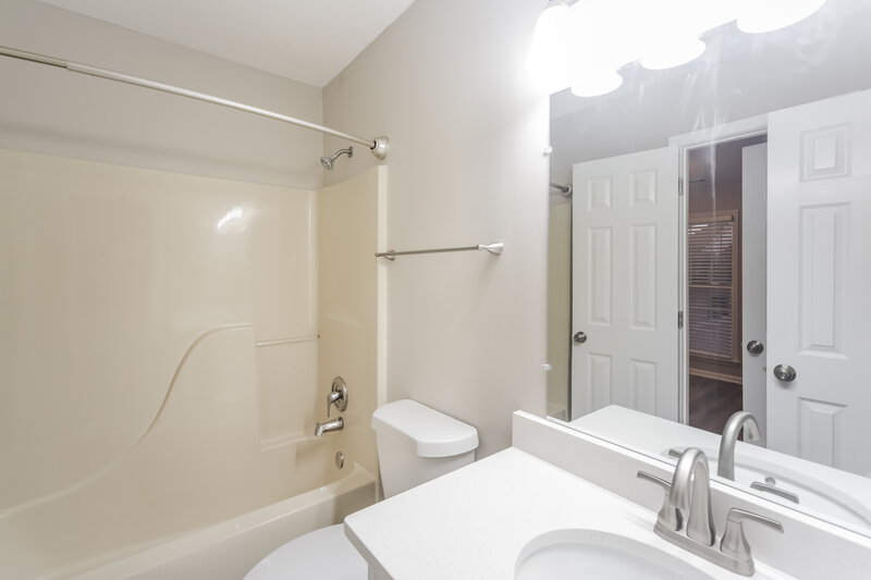 2,080/Mo, 442 Fairway Oaks Dr Hernando, MS 38632 Bathroom View