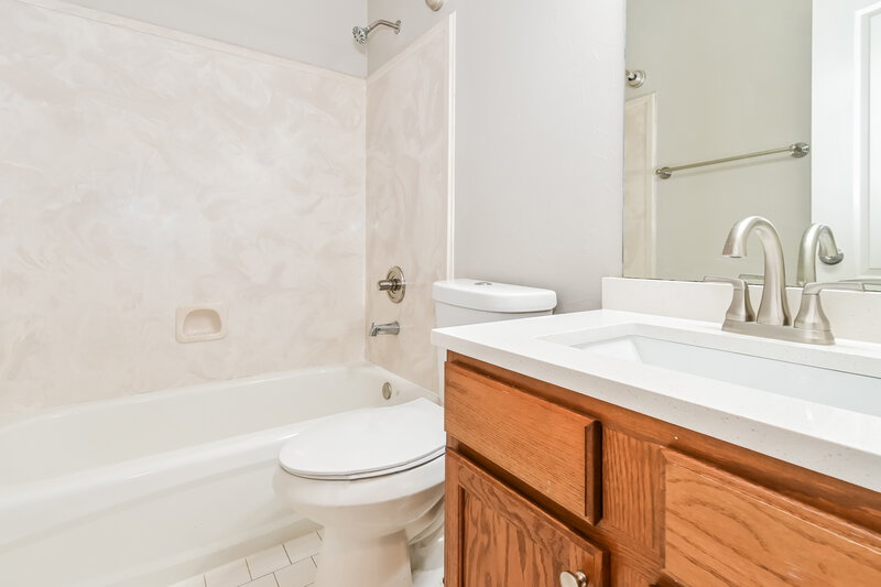 1,735/Mo, 10345 Autumn View Cv Cordova, TN 38018 Bathroom View