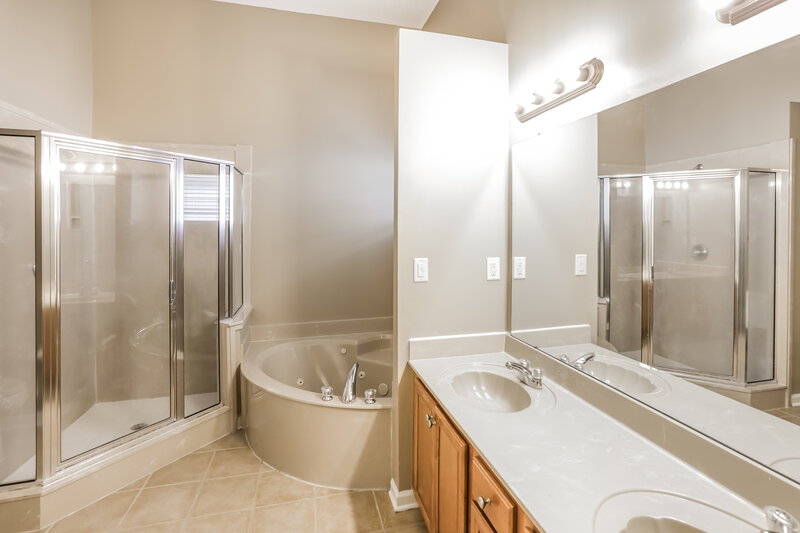 2,155/Mo, 4941 Wemberley Dr Memphis, TN 38125 Main Bathroom View