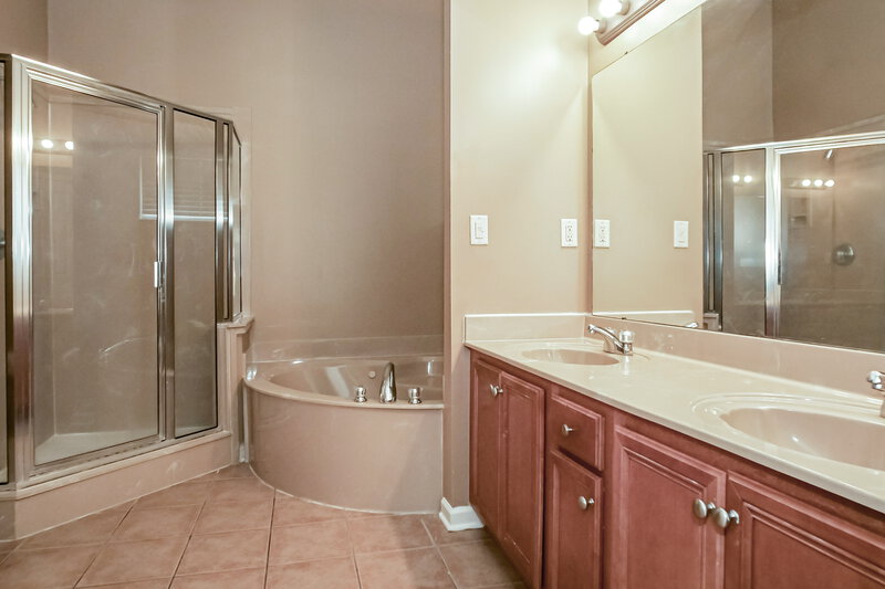 2,070/Mo, 4941 Wemberley Dr Memphis, TN 38125 Main Bathroom View
