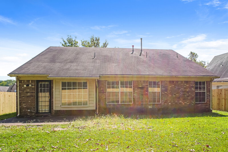 2,070/Mo, 4941 Wemberley Dr Memphis, TN 38125 Rear View
