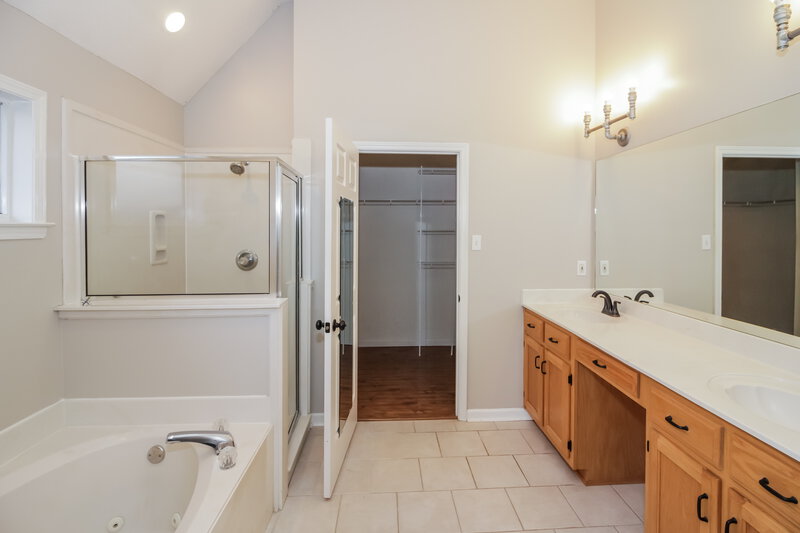 1,915/Mo, 55 Lakewood Cv Oakland, TN 38060 Main Bathroom View