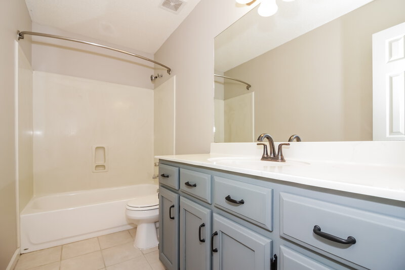 1,915/Mo, 55 Lakewood Cv Oakland, TN 38060 Main Bathroom View 2