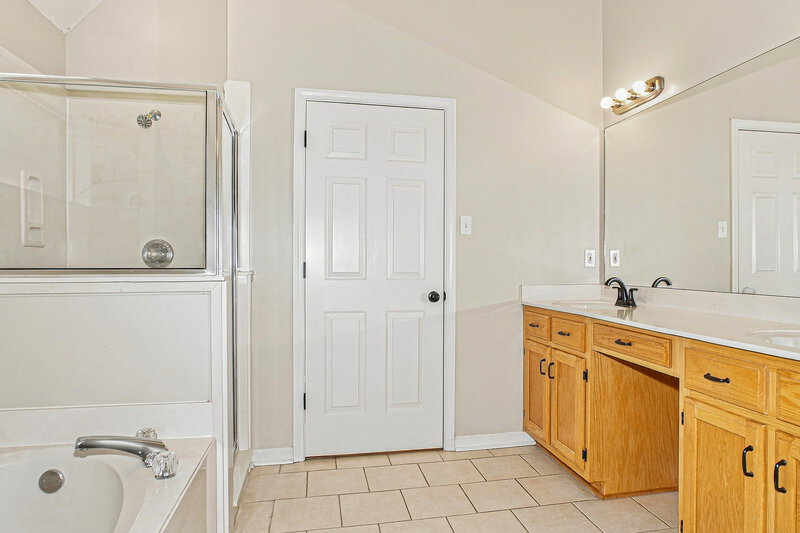 1,755/Mo, 55 Lakewood Cv Oakland, TN 38060 Primary Bathroom View