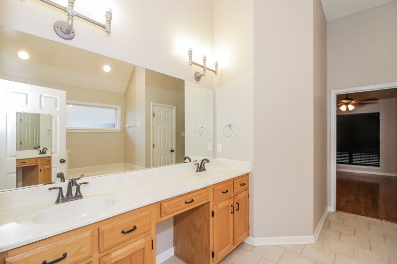 1,915/Mo, 55 Lakewood Cv Oakland, TN 38060 Bathroom View