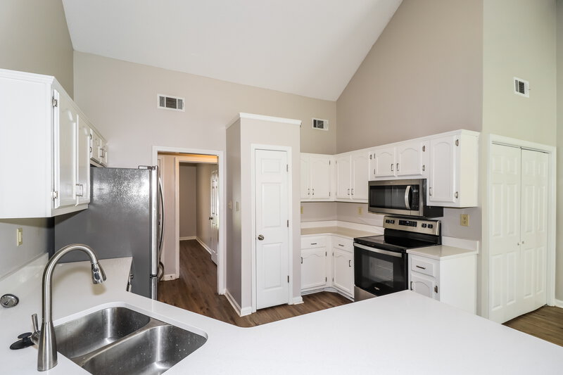 2,195/Mo, 6752 Oakmoor Cir S Bartlett, TN 38135 Kitchen View 2