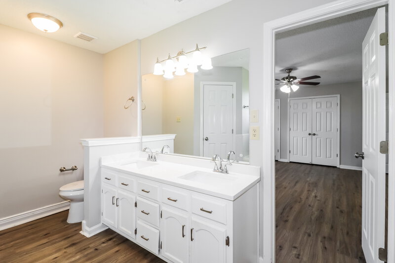 2,195/Mo, 6752 Oakmoor Cir S Bartlett, TN 38135 Main Bathroom View