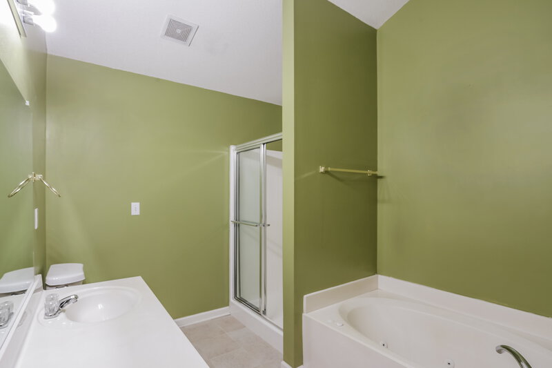 3,060/Mo, 950 Lakemont Cv Southaven, MS 38672 Main Bathroom View