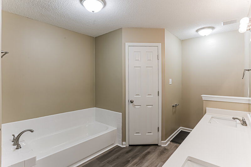2,045/Mo, 5237 Sea Horse Dr Memphis, TN 38141 Main Bathroom View