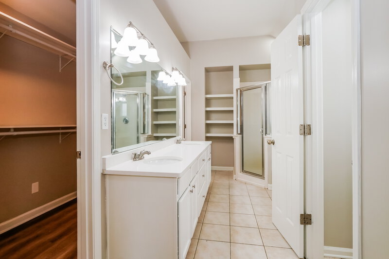 1,960/Mo, 8565 Griffin Park Dr Cordova, TN 38018 Main Bathroom View