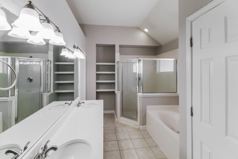 2,145/Mo, 8565 Griffin Park Dr Cordova, TN 38018 Main Bathroom View