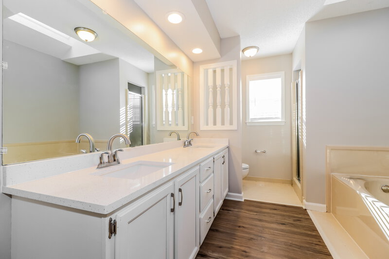 1,810/Mo, 7728 Clover Run Cv Memphis, TN 38016 Main Bathroom View
