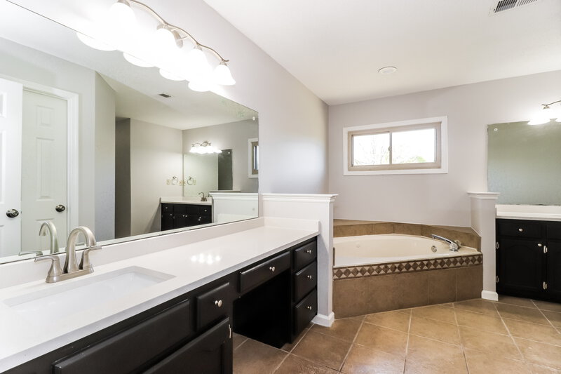 2,080/Mo, 7620 Dexter Hollow Dr Cordova, TN 38016 Main Bathroom View