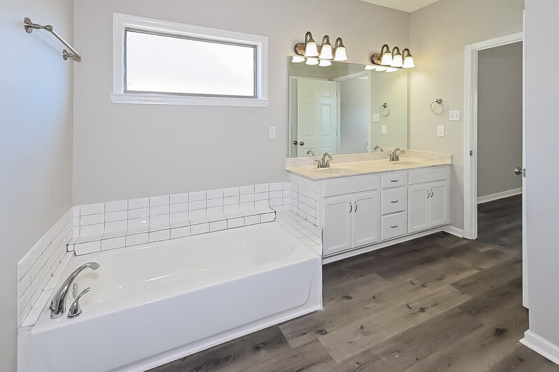 2,115/Mo, 7115 Pipe Dream Cv Southaven, MS 38671 Main Bathroom View