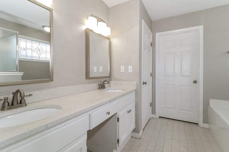 2,315/Mo, 8690 Sandy Hill Cv E Cordova, TN 38018 Main Bathroom View