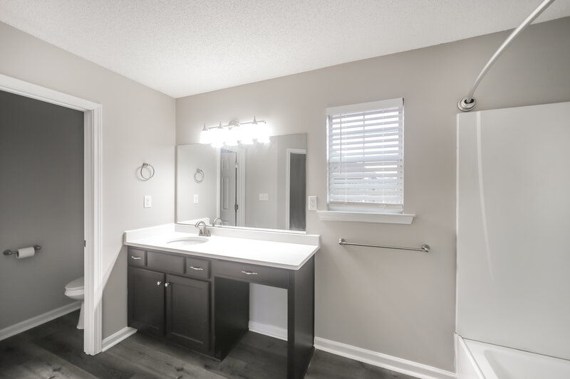 1,940/Mo, 7959 Ridgedale Dr Olive Branch, MS 38654 Main Bathroom View