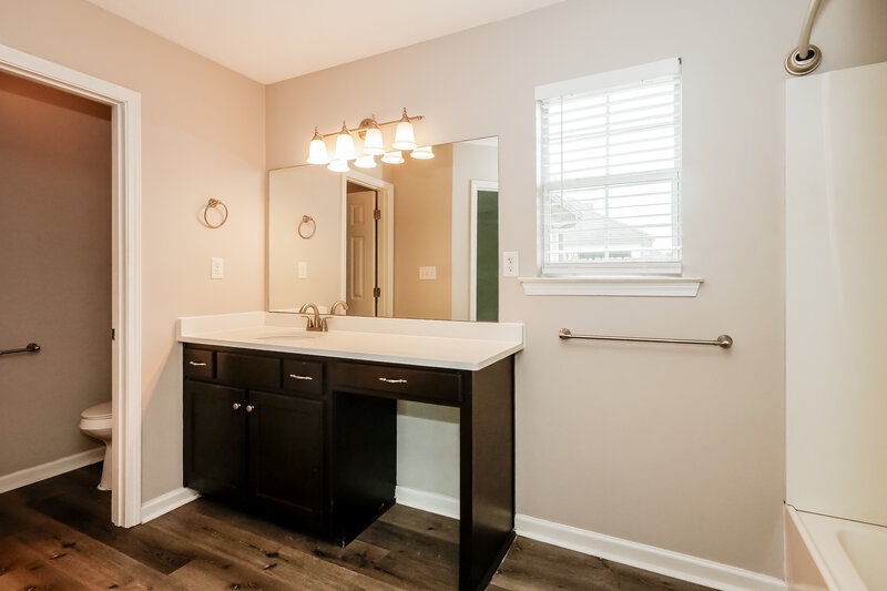 1,890/Mo, 7959 Ridgedale Dr Olive Branch, MS 38654 Main Bathroom View