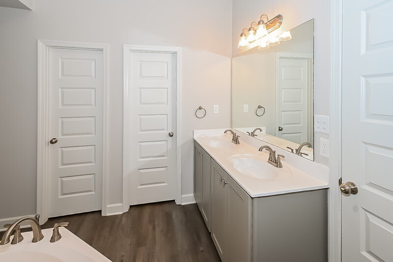 2,940/Mo, 8105 Aiden Rd Southaven, MS 38671 Main Bathroom View