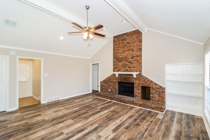 2,005/Mo, 5642 Crievewood Dr Memphis, TN 38135 Living Room View 2