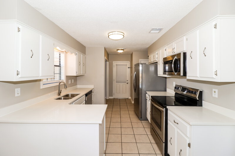 2,005/Mo, 5642 Crievewood Dr Memphis, TN 38135 Kitchen View