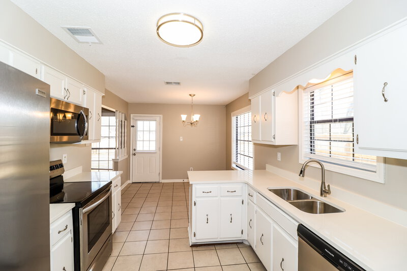 2,005/Mo, 5642 Crievewood Dr Memphis, TN 38135 Kitchen View 2