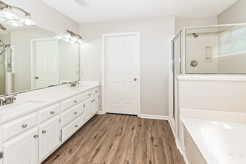 2,100/Mo, 1740 Meadow River Cv Cordova, TN 38016 Main Bathroom View