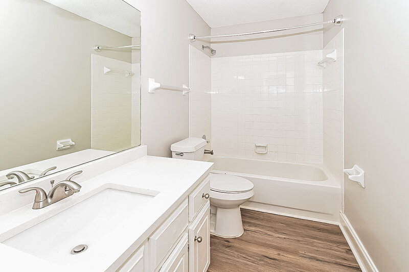 2,100/Mo, 1740 Meadow River Cv Cordova, TN 38016 Bathroom View