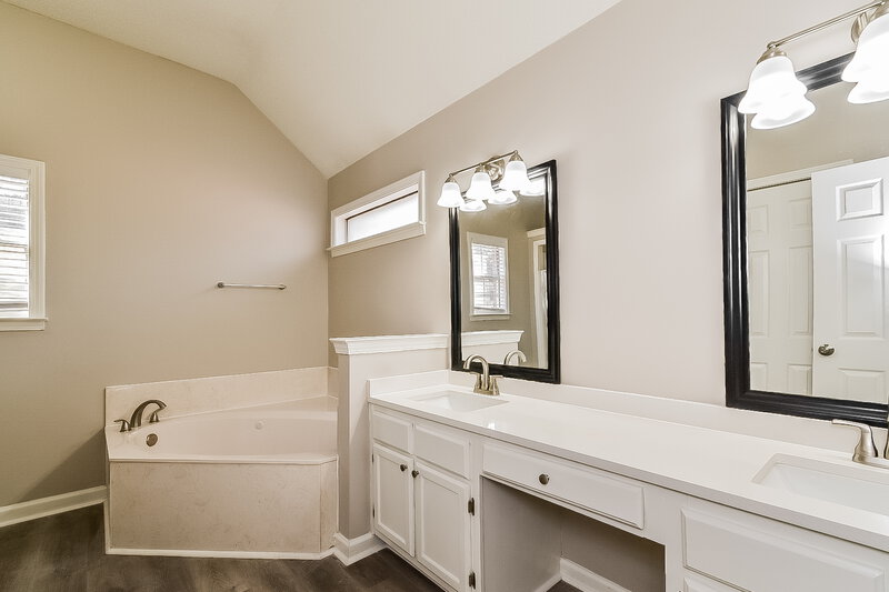 2,215/Mo, 3667 Tiffany Oaks Ln Bartlett, TN 38135 Main Bathroom View 2