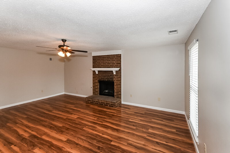 2,800/Mo, 2780 White Oak Dr Nesbit, MS 38651 Living Room View 2