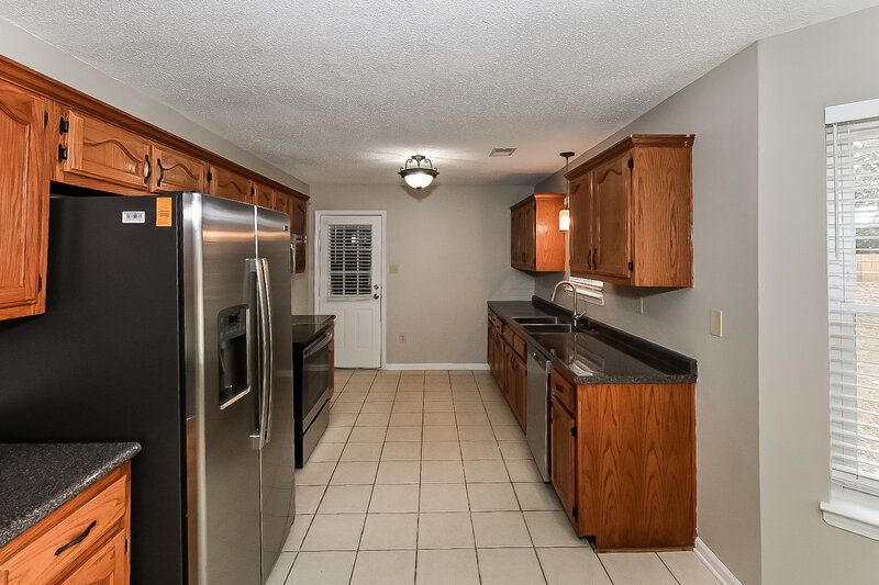 2,800/Mo, 2780 White Oak Dr Nesbit, MS 38651 Kitchen View 2