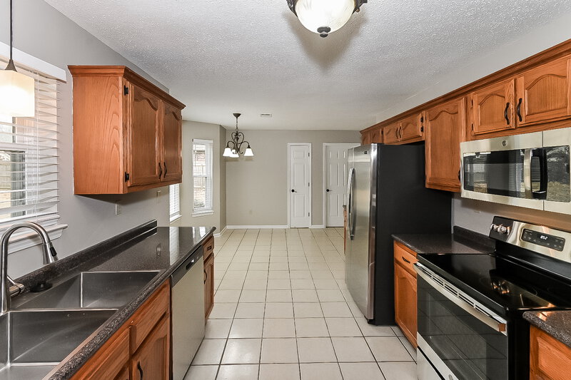 2,800/Mo, 2780 White Oak Dr Nesbit, MS 38651 Kitchen View 3