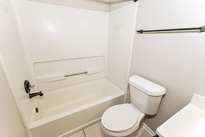2,800/Mo, 2780 White Oak Dr Nesbit, MS 38651 Bathroom View