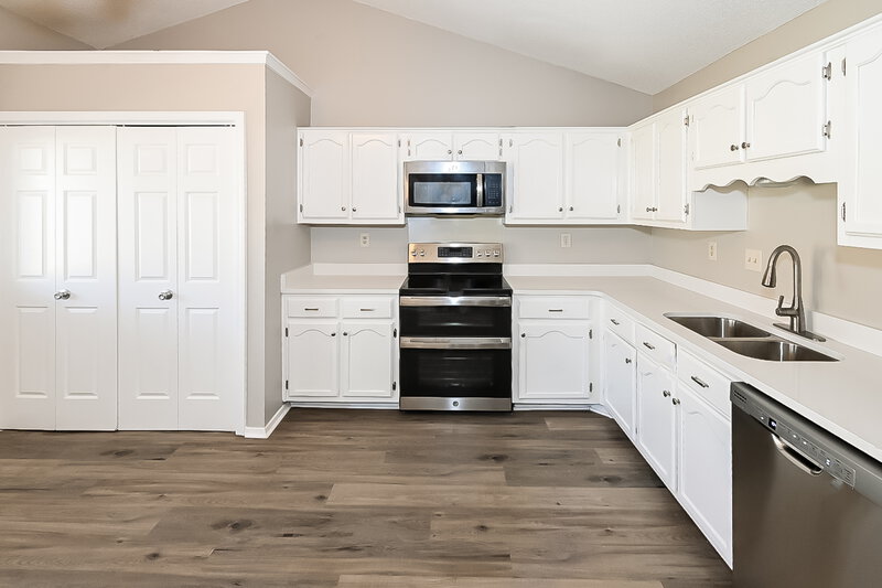 1,815/Mo, 10448 Maplebrook Ln Olive Branch, MS 38654 Kitchen View 2