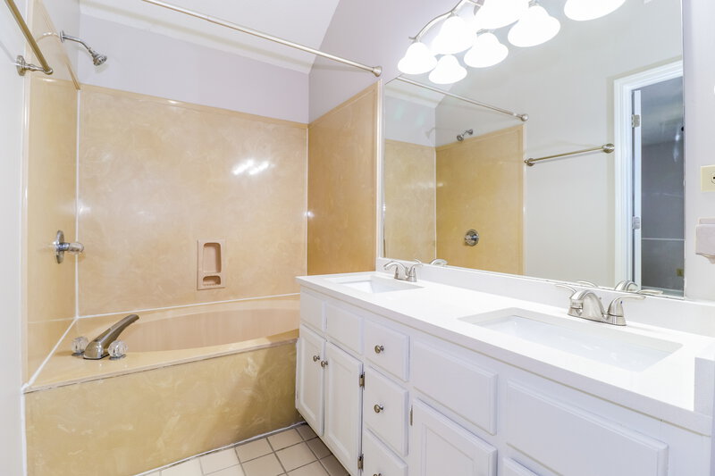 1,770/Mo, 2568 Kilgore Cv Bartlett, TN 38133 Main Bathroom View
